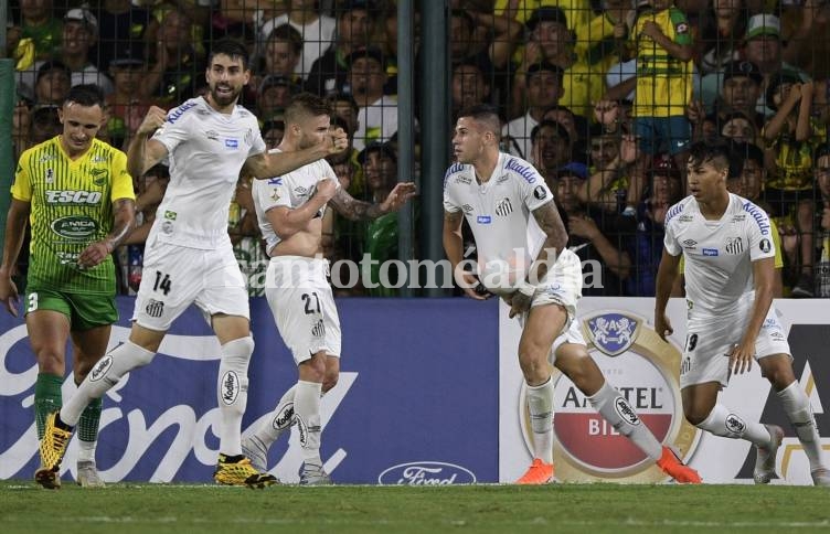 Defensa y Justicia no pudo sostener la ventaja y perdió con el Santos