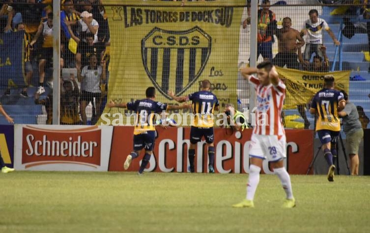Unión tuvo una noche para el olvido y quedó eliminado ante Dock Sud