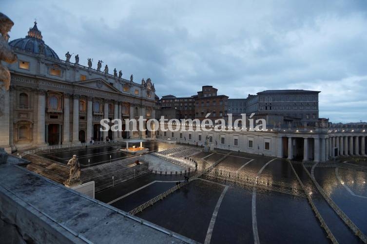 Histórica ceremonia del Papa Francisco ante una Plaza San Pedro desierta.