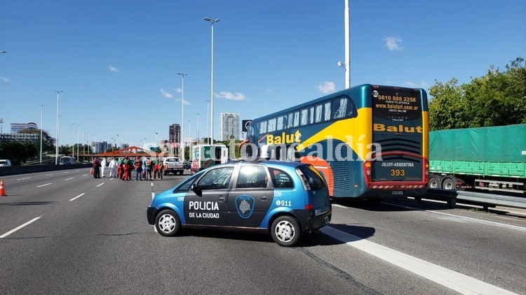 Detuvieron en la General Paz a un micro que había salido de Jujuy con decenas de extranjeros