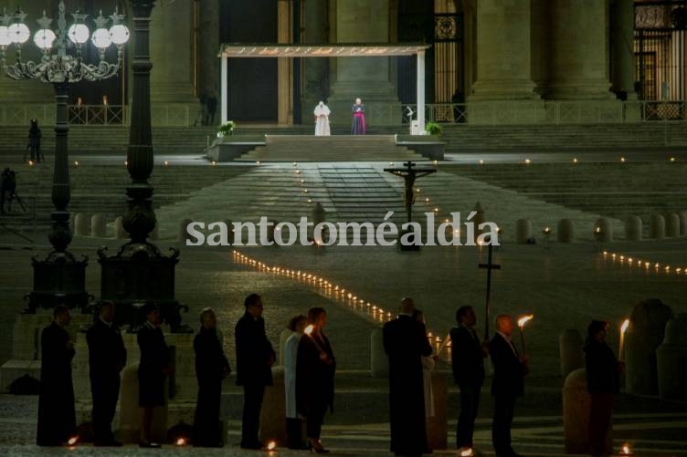 Francisco encabezó un inédito Via Crucis en una Plaza San Pedro vacía.