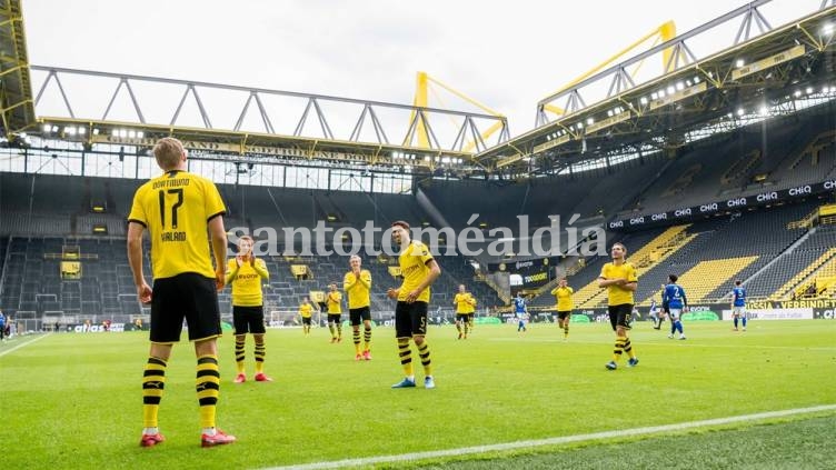 Estadios desolados y festejos de gol con distanciamiento en la vuelta de la Bundesliga