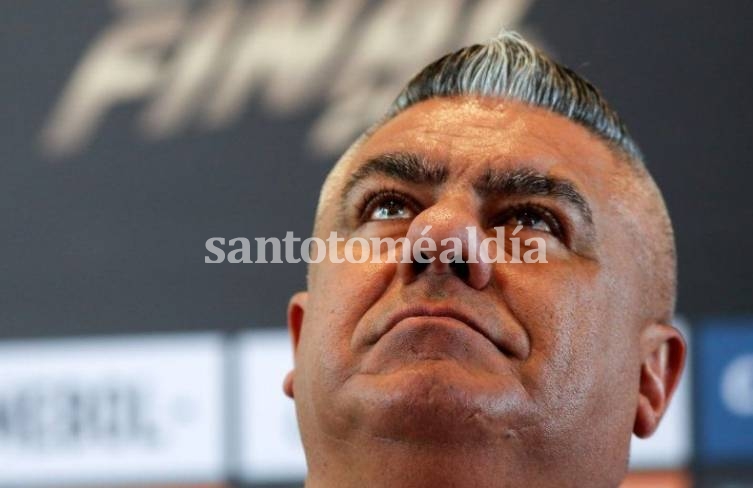 Chiqui Tapia, encerrado entre la Conmebol y los clubes por el regreso a los entrenamientos