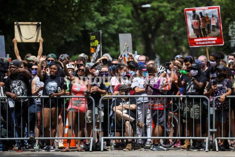 Masiva concurrencia en el primer funeral de George Floyd en Minneapolis