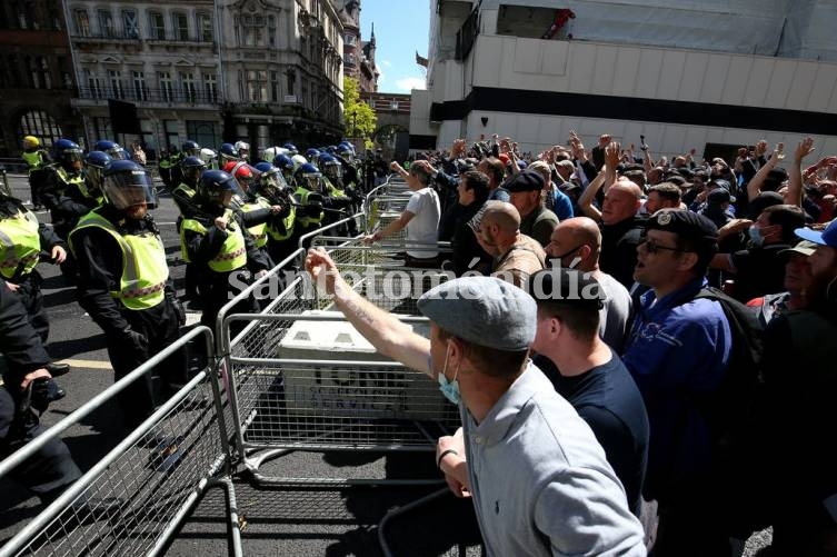 Londres: enfrentamiento entre grupos de extrema derecha y manifestantes contra el racismo