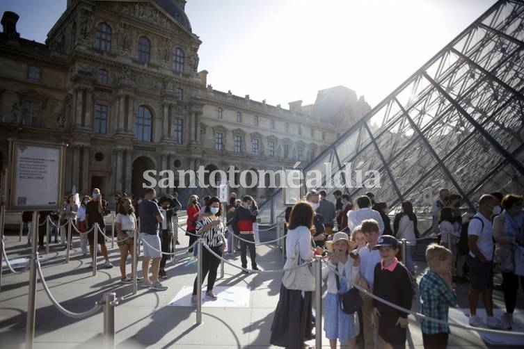 En París, el Louvre reabrió sus puertas tras cuatro meses cerrado por la pandemia
