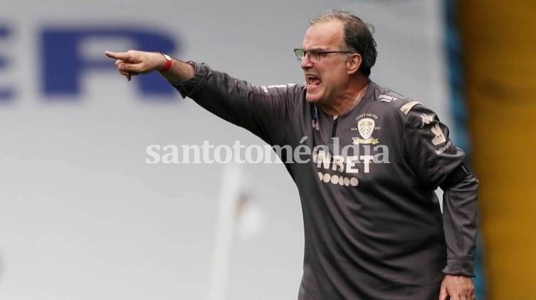 En Inglaterra ya hablan de una imponente oferta del Leeds para que Marcelo Bielsa siga siendo su DT