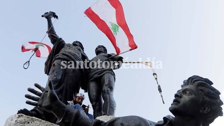 Líbano: dos renuncias, más protestas y el anuncio de ayuda internacional