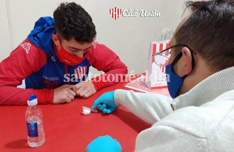 Antes de comenzar los entrenamientos, los jugadores debieron someterse al test para descartar que tengan coronavirus. (Foto: Prensa Unión)