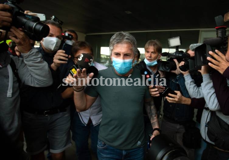 Jorge Messi confirmó que Leo podría quedarse en el Barcelona