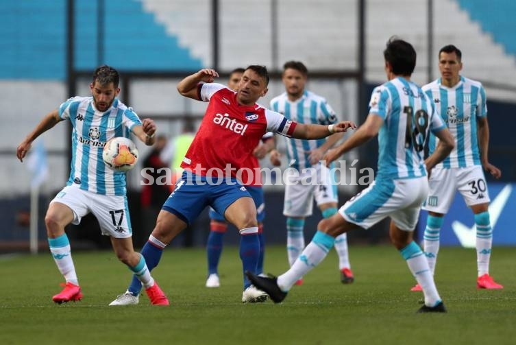 Racing tropezó ante Nacional en Avellaneda y perdió el liderazgo de su grupo