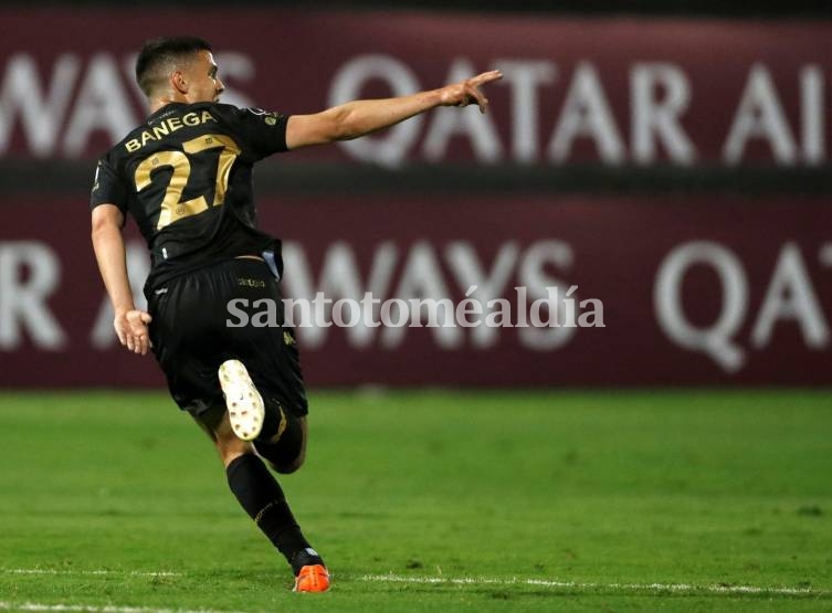 Con dos goles sobre el final, Racing derrotó a Alianza Lima y puso un pie en octavos