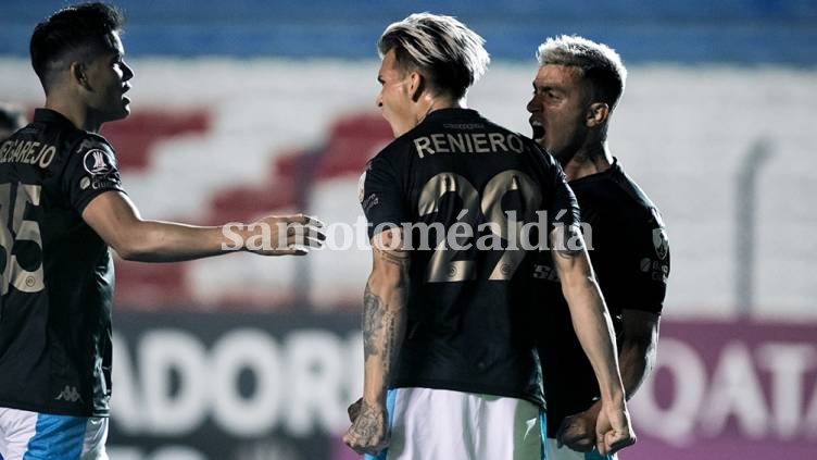 Racing le ganó a Nacional en Montevideo y se clasificó a octavos