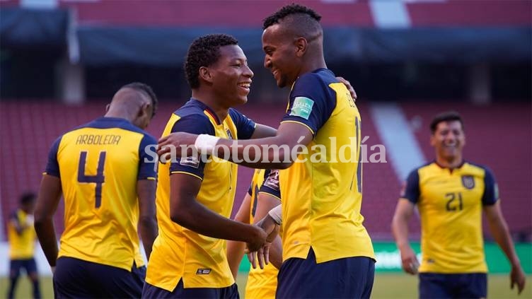 Ecuador, en la altura de Quito, goléo a Uruguay