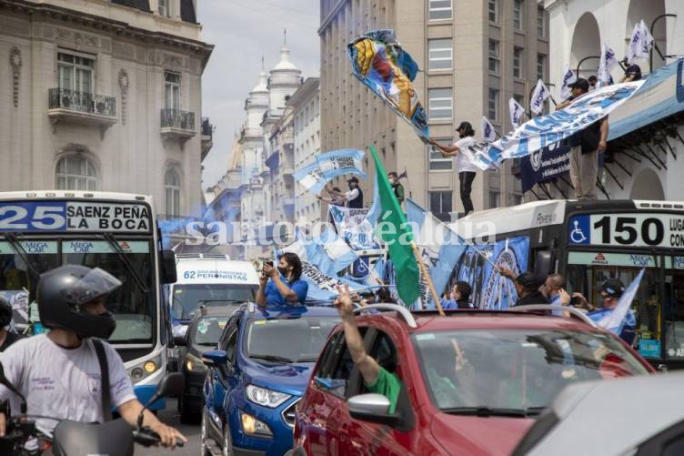 Miles de personas y vehículos se movilizaron a Plaza de Mayo para respaldar al Gobierno