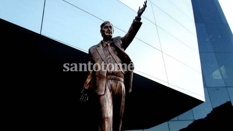 Una estatua en el CCK y caravana de 