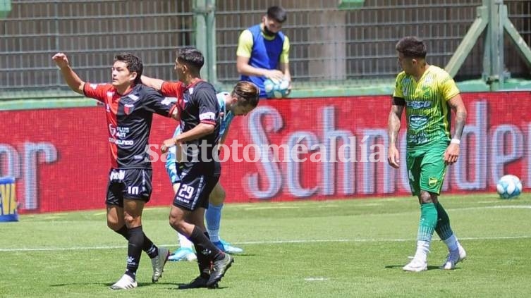 Colón pisó fuerte en Varela y goleó a Defensa y Justicia por 3 a 0