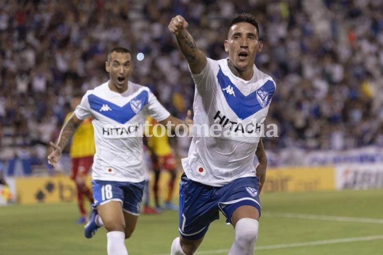 Denunciaron a Centurión y a otros cuatro jugadores de Vélez por abuso sexual