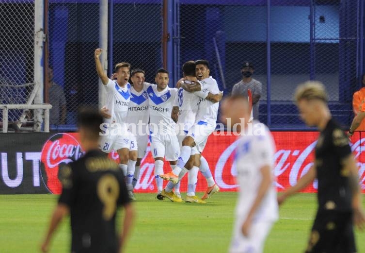 Racing se confió y Vélez se llevó la victoria en el final