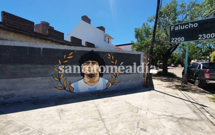 Mural homenaje a Maradona en la esquina de Colón y Falucho