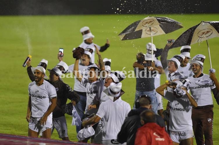 Platense venció en los penales a Estudiantes de Río Cuarto y volvió a Primera