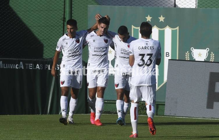 Colón venció a Banfield y sigue en lo alto de la tabla
