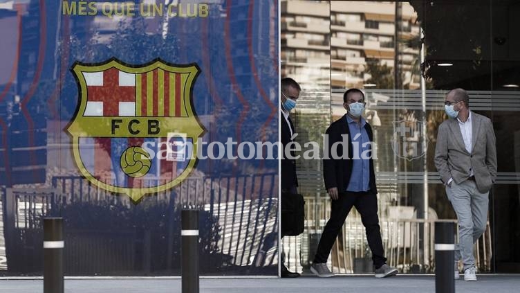Detuvieron al expresidente del Barcelona tras allanar oficinas del club por denuncias de corrupción