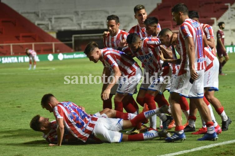 Unión venció a Lanús con el tiro del final