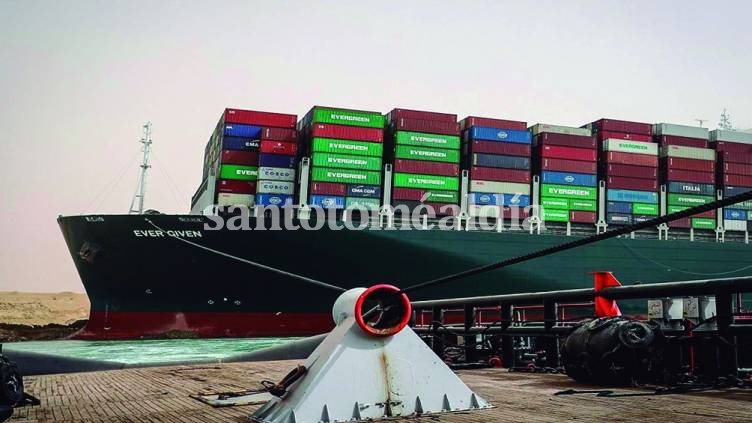 Reflotaron el barco que bloqueaba el Canal de Suez