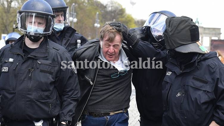 Alemania: La policía disolvió con gases lacrimógenos una protesta contra las restricciones