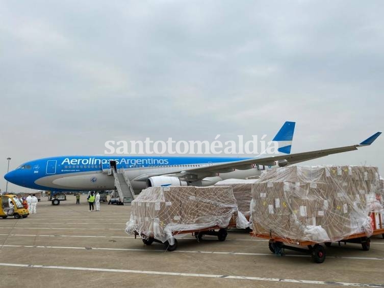 Llegan un millón de dosis de la vacuna Sinopharm al país