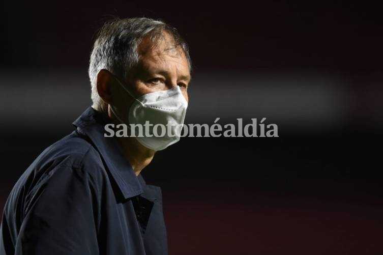 Holan renunció como DT de Santos un día antes de jugar contra Boca