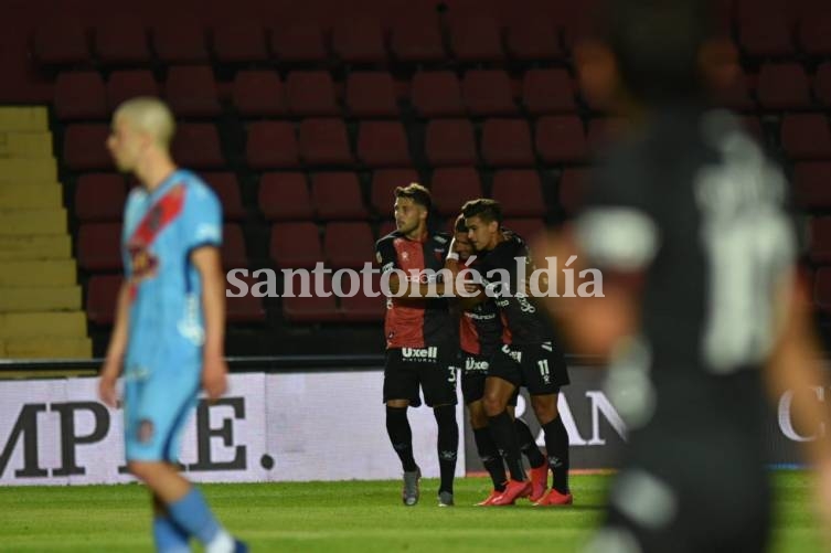 Colón venció a Arsenal y se clasificó a la fase final