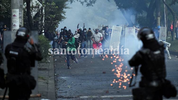 Colombia: Al menos 19 muertos y 800 heridos por protestas que provocaron un cambio de ministro