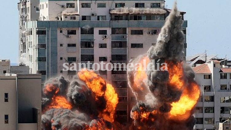 La torre de 13 pisos se derrumbó tras ser alcanzada por varios misiles.