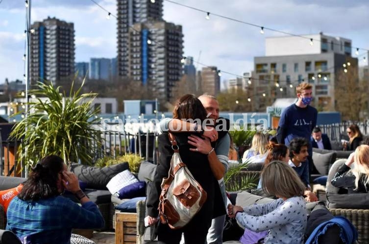 Desde este lunes, los británicos recuperan una mayor movilidad tras la estricta cuarentena