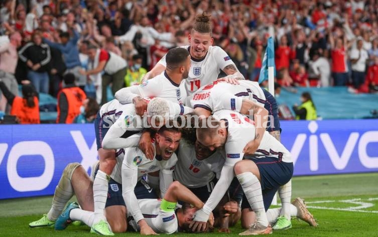 Con un polémico penal, Inglaterra venció 2 a 1 a Dinamarca y es finalista de la Eurocopa