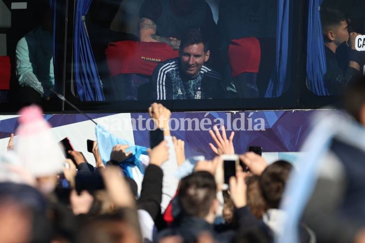 La Selección arribó al país rodeada de miles de hinchas que se acercaron a recibirla