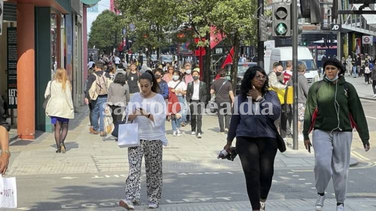 Inglaterra levantó casi todas las restricciones pese al aumento de contagios
