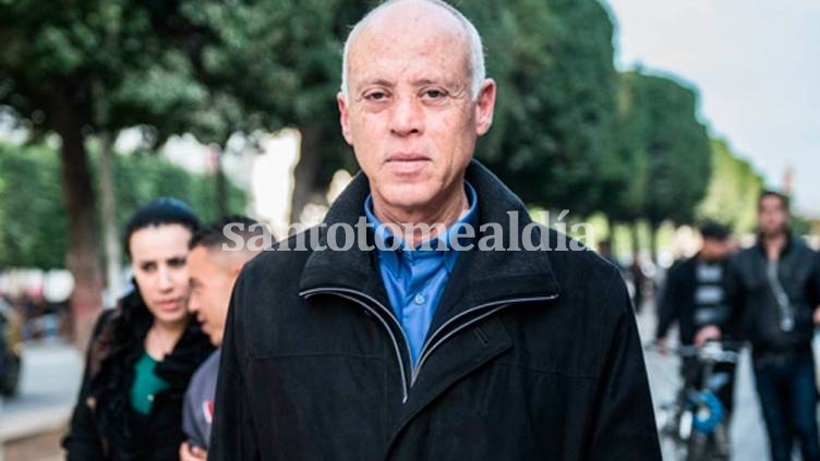 El presidente de Túnez destituyó al primer ministro y cerró el parlamento
