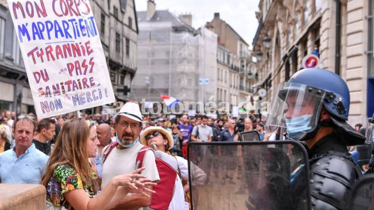Siguen las protestas en Francia contra el certificado de vacunación