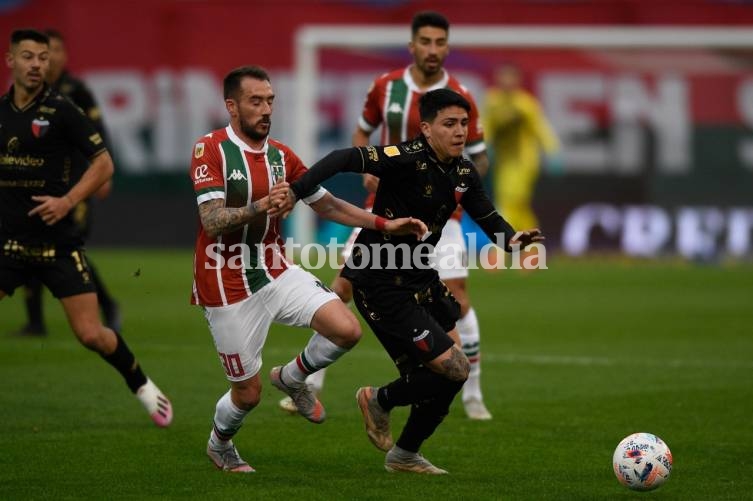 Colón venció a Vélez y se prende arriba