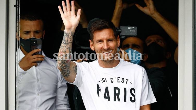 Messi llegó a París para firmar con el PSG