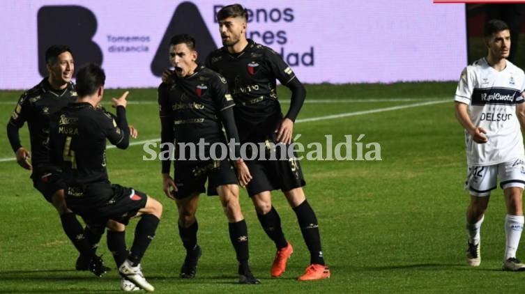 Colón le ganó a Gimnasia y quedó puntero