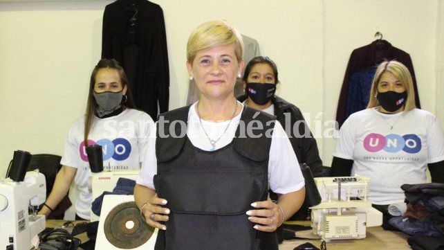 Insólita campaña de una candidata  en Rosario: reparte chalecos antibalas