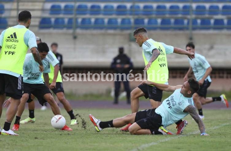 Scaloni entrenó con el plantel completo por primera vez para el partido ante Venezuela