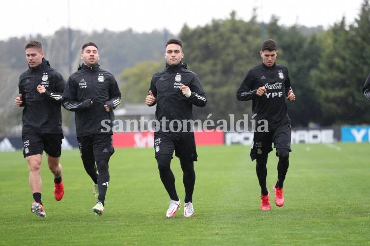 Scaloni empezó a perfilar el equipo para recibir a Bolivia