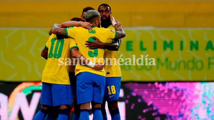 Brasil mostró su mejor cara como local ante Perú y sigue en lo más alto de la tabla