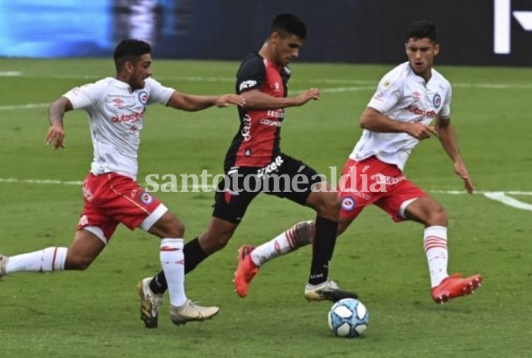 Colón no le quiere perder pisada a los de arriba y visita a Argentinos