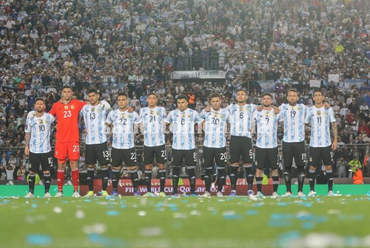 Argentina se metió en Qatar 2022 tras igualar con Brasil y gracias a la derrota de Chile